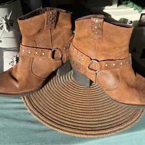 VNTG. BORN Classic, Western, Studded Tan, Brown, Distressed, Leather,Ankle Boots